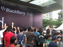 Crowds lining up for the Blackberry Bold 9790 launch event